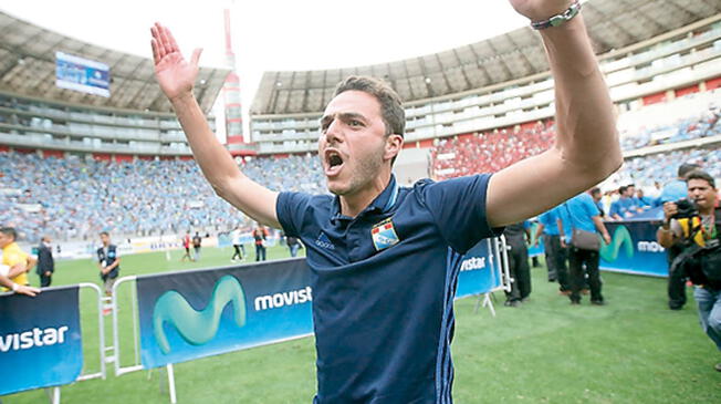 Mariano Soso celebra el título de Sporting Cristal en el Estadio Nacional.