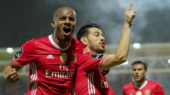 André Carrillo celebra el gol del Benfica con Pizzi.