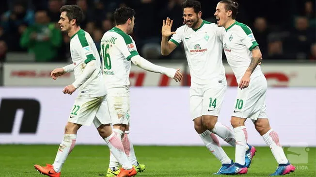 Claudio Pizarro celebra con sus compañeros del Werder Bremen su gol al Bayer Leverkusen.