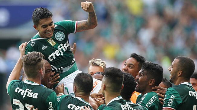 Dudú celebra su gol al Sao Paulo con sus compañeros del Palmeiras.