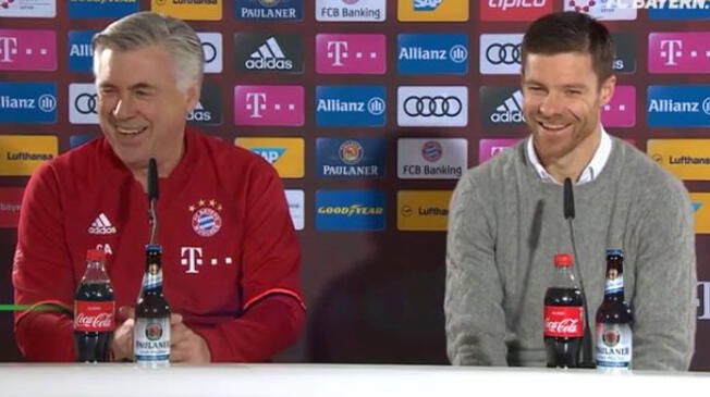 Xabi Alonso y Carlo Ancelotti bromearon en una rueda de prensa del Bayern Munich.