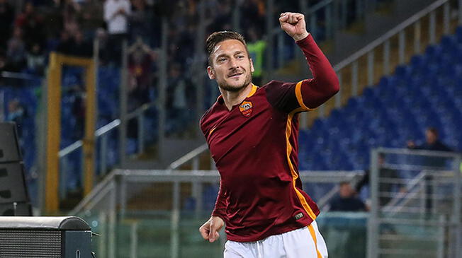Francesco Totti celebra un gol con AS Roma.