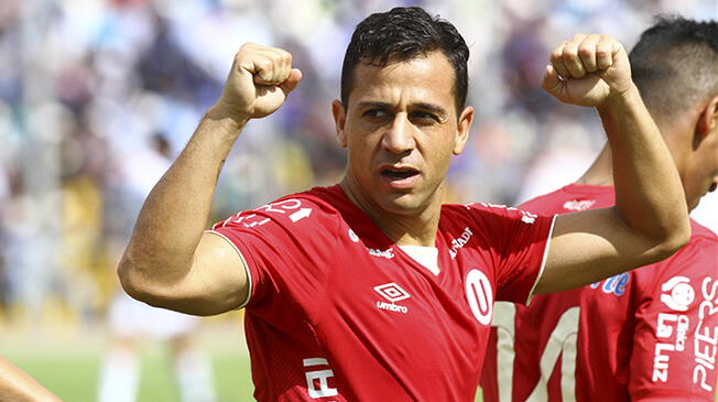 Diego Guastavino celebra un gol con Universitario a Ayacucho FC.