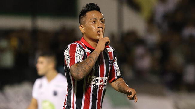 Christian Cueva celebra un gol con el Sao Paulo.