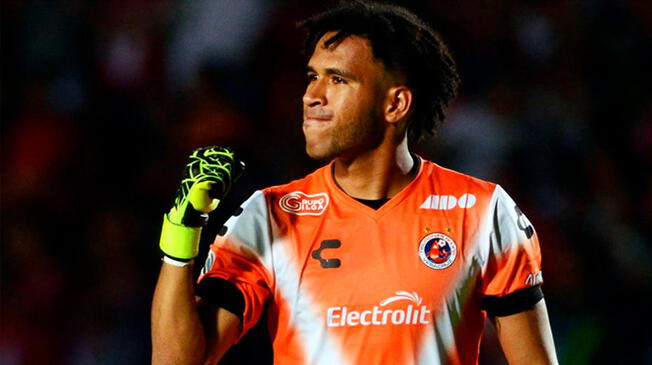 Pedro Gallese durante un partido del Veracruz.