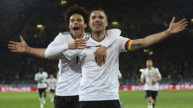 Lukas Podolski celebra su gol con Leroy Sané.