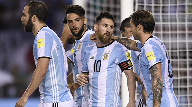 Lionel Messi celebra el gol de Argentina con sus compañeros.
