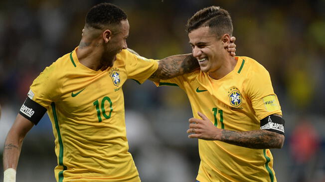 Philippe Coutinho celebra un gol de Brasil con Neymar.