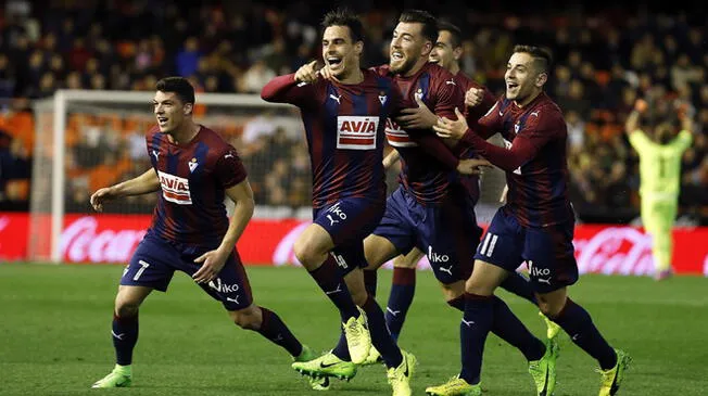 Eibar celebra su triunfo ante Valencia en Mestalla.