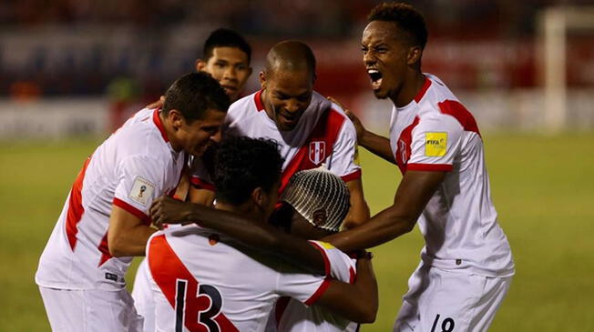 La Selección Peruana celebra uno de los goles ante Venezuela.