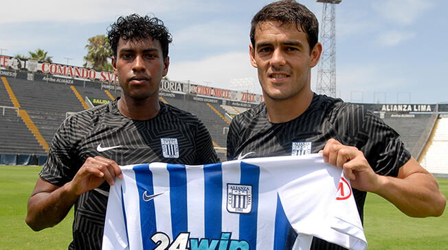 Miguel Araujo y Luis Aguiar posan con la camiseta de Alianza Lima.