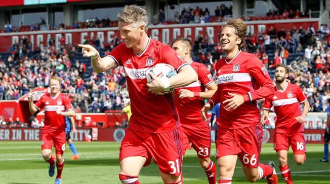 Bastian Schweinsteiger celebra su primer gol con el Chicago Fire.