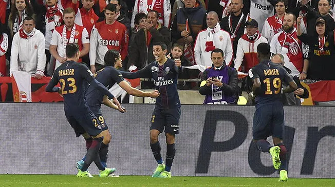 Ángel di María celebra su gol con el PSG ante la desazón de los hinchas del Mónaco.