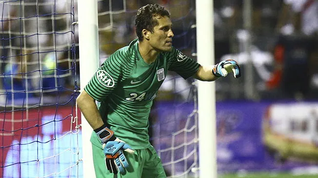 Leao Butrón durante un partido de Alianza Lima.