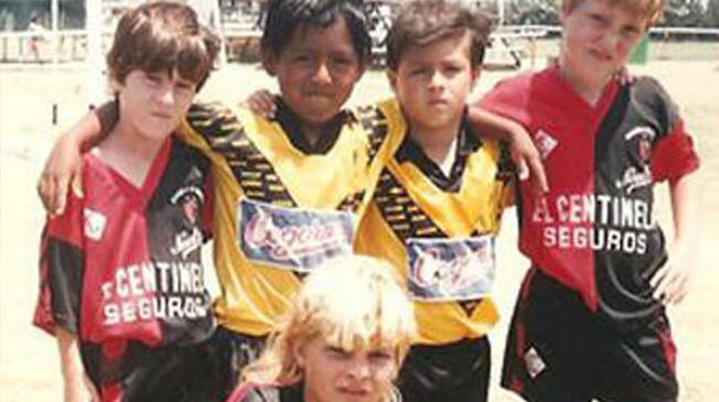 Lionel Messi posa al lado de sus compañeros y rivales en la Copa de la Amistad 1997.