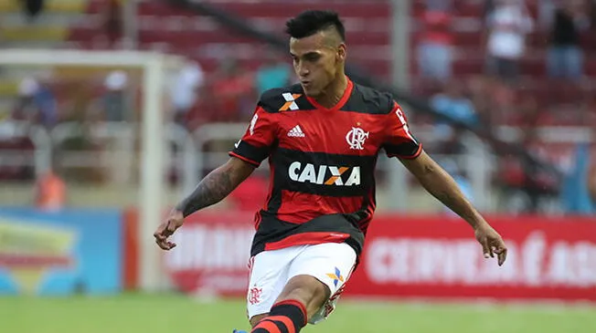 Miguel Trauco durante un partido del Flamengo