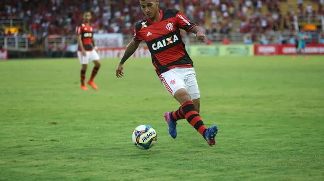Tras jugarse un partidazo ante uruguay, el lateral viajó a brasil y también la rompió.