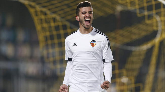José Luis Gayà celebra un gol con el Valencia.