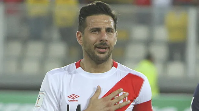 Claudio Pizarro entona el himno durante el Perú-Venezuela por Eliminatorias.