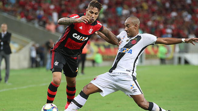 Paolo Guerrero disputa un balón con Rodrigo en el Flamengo-Vasco da Gama.