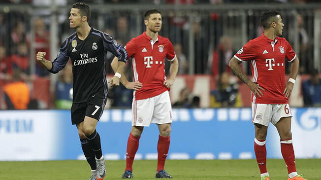 Cristiano Ronaldo celebra uno de sus goles ante el Bayern Múnich ante la desazón de Alonso y Thiago.