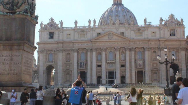 Hincha de Cruz Azul durante su visita al Vaticano.