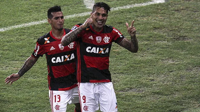 Paolo Guerrero y Miguel Trauco celebran el 1-0 ante el Atlético Paranaense.