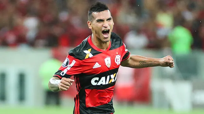 Miguel Trauco celebra su gol a San Lorenzo por la Copa Libertadores.