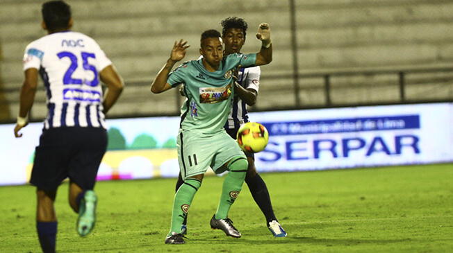 Joao Villamarín disputa un balón con Miguel Araujo en Matute. Joao Villamarín disputa un balón con Miguel Araujo en Matute.