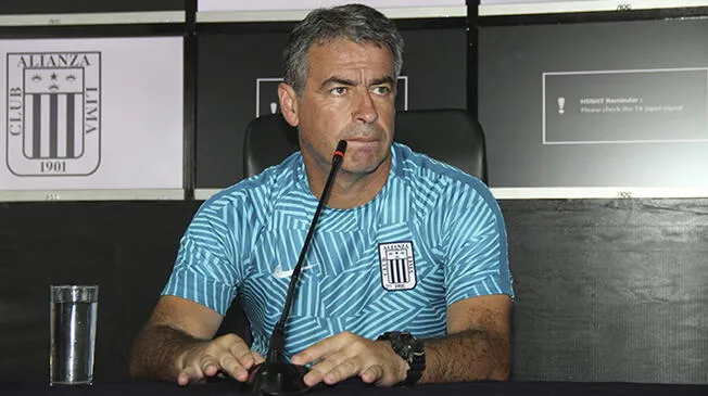 Pablo Bengoechea durante una conferencia de prensa de Alianza Lima.