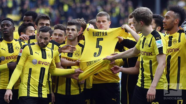 Jugadores del Borussia Dortmund le dedican el triunfo a Marc Bartra.