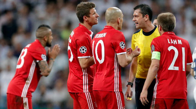 Thiago Alcántara, Robert Lewandowski y Arturo Vidal encararon al árbitro del Real Madrid vs. Bayern Munich.