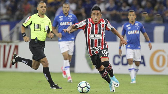 Christian Cueva avanza con el balón durante el Cruzeiro-Sao Paulo.