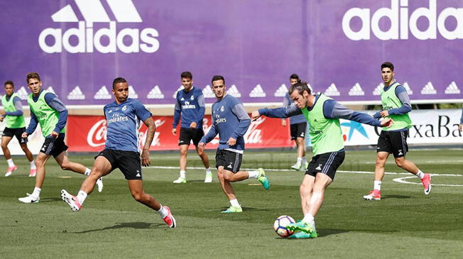 Gareth Bale ensaya un centro ante la marca de Danilo.
