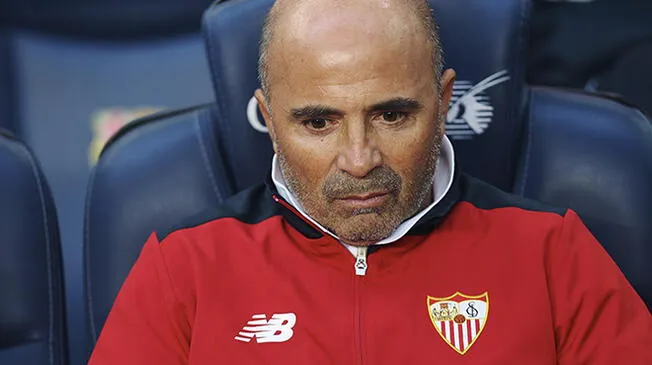 Jorge Sampaoli sentado en el banquillo del Sevilla antes de enfrentar al Barcelona.
