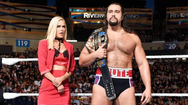 Lana y Rusev antes de una pelea de la WWE.
