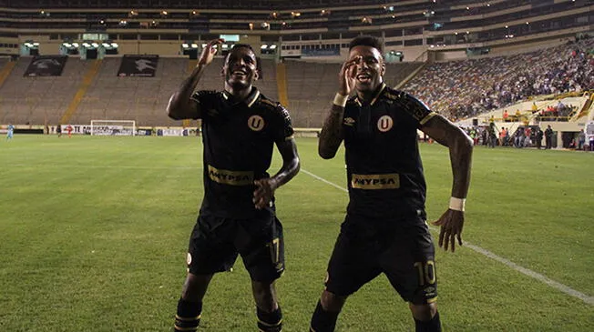 Alberto Quintero y Alexi Gómez celebran el primer gol de Universitario.