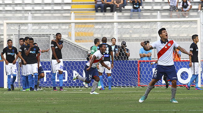 Freddy Álvarez celebra su gol a Alianza Lima.