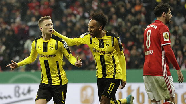 Marco Reus y Pierre Emerick Aubameyang celebran el primer gol del Borussia Dortmund.