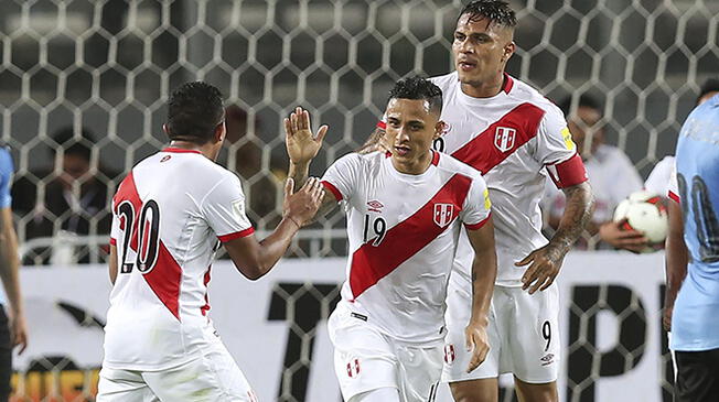 Yoshimar Yotún es felicitado por Edison Flores tras su asistencia a Paolo Guerrero en el Perú-Uruguay.