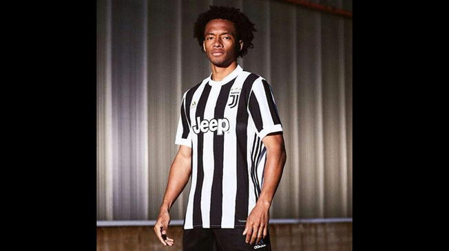 Cuadrado se luce con la nueva camiseta de la Juventus.