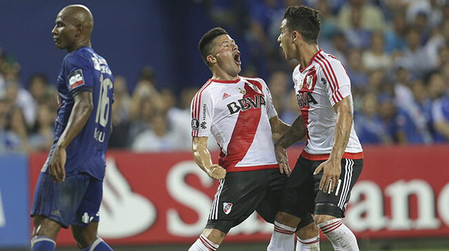Jorge Moreira y Sebastián Driussi celebran el primer gol de River Plate a Emelec.