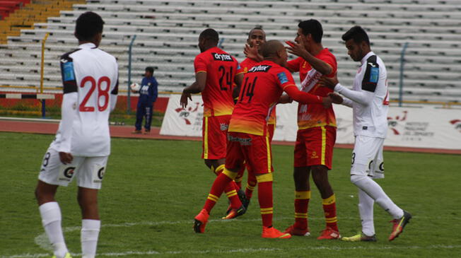 Jugadores del Sport Huancayo celebran un gol ante el Juan Aurich.