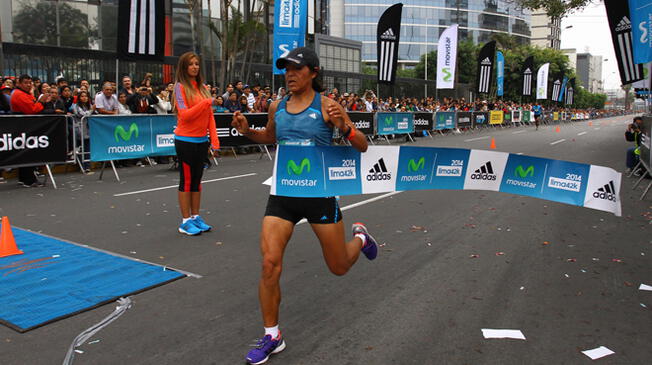 Inés Melchor cruza la meta del Maratón Lima 42K 2014.