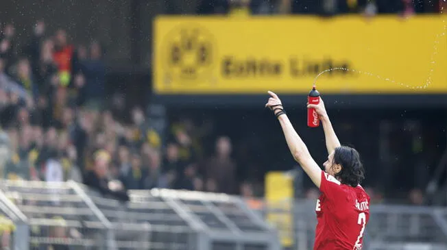 Neven Subotic recibe el homenaje de la hinchada del Borussia Dortmund.