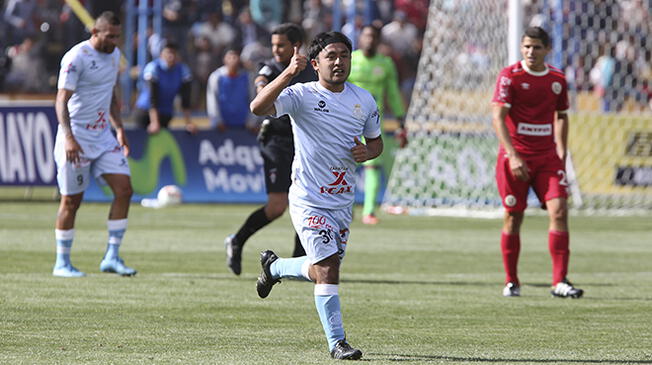 Robert Ardiles celebra su gol a Universitario.