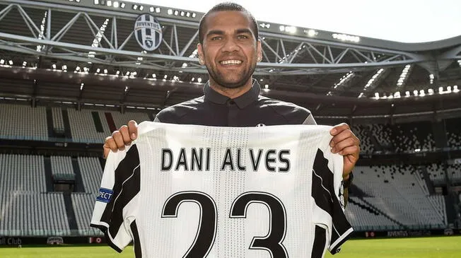 Dani Alves cerca de convertirse en el futbolista con más títulos en la historia