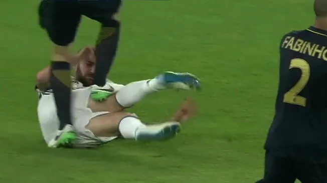 En el Juventus vs. Monaco, Gonzalo Higuaín recibió un pizotón criminal.