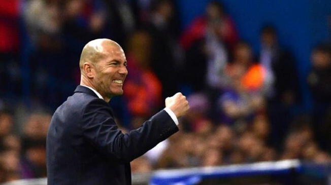 Zinedine Zidane felicitó a Karim Benzema por su jugada que les dio el pase a la final de Champions League.