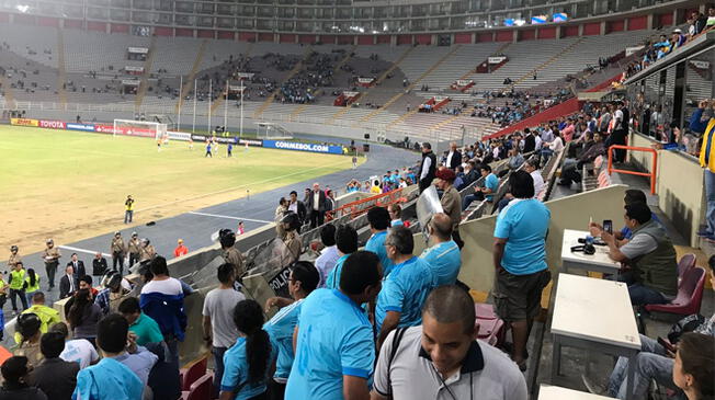 En el Sporting Cristal vs. Independiente Santa Fe, hinchas se molestaron con dirigentes del club peruano.